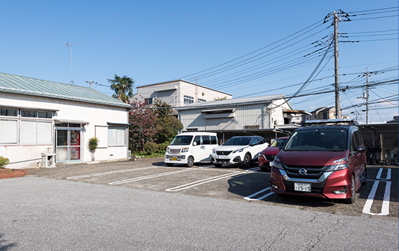 車通勤OK（駐車場無料）